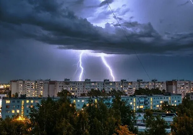 Meteorologists warned of thunderstorms, hail, and frosts in Ukraine