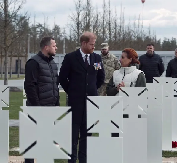 Принц Гаррі відвідав військове кладовище на Київщині разом із представниками влади