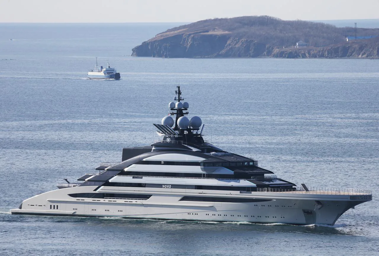 Яхта російського олігарха Мордашова пройшла через Ормузьку протоку попри обмеження