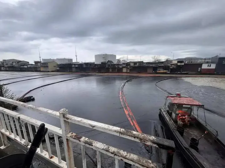 У туапсе після атак дронів нафту винесло на пляж, наслідки прибирають вручну