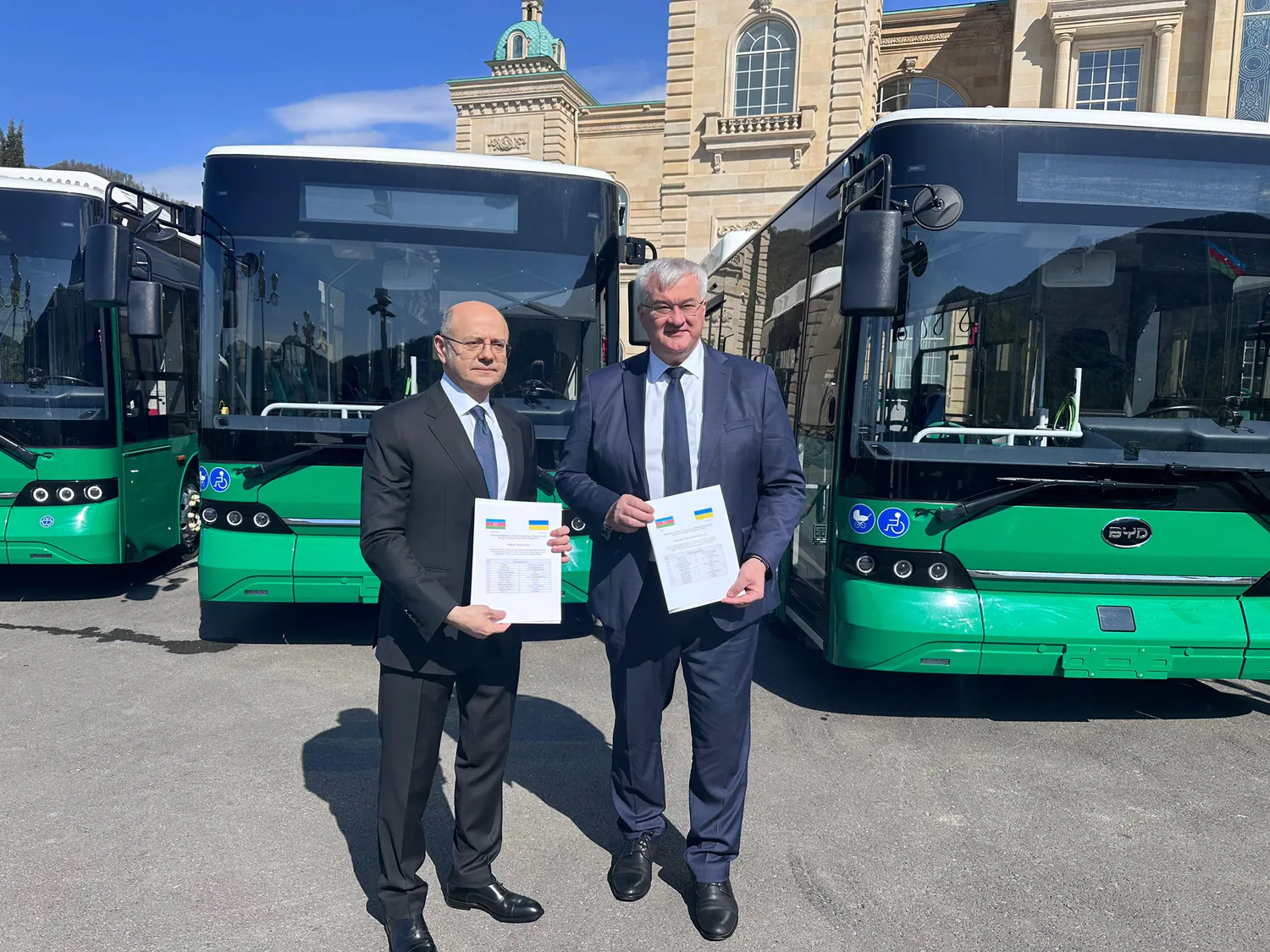 Азербайджан подарував Україні 5 автобусів під час візиту Зеленського до країни