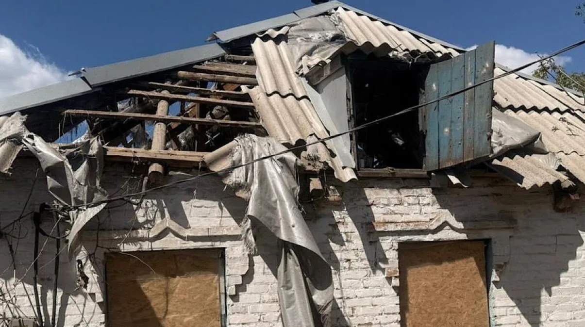 Ворог атакував Нікопольщину дронами: поранено 6 людей, серед них жінка та її двоє дітей