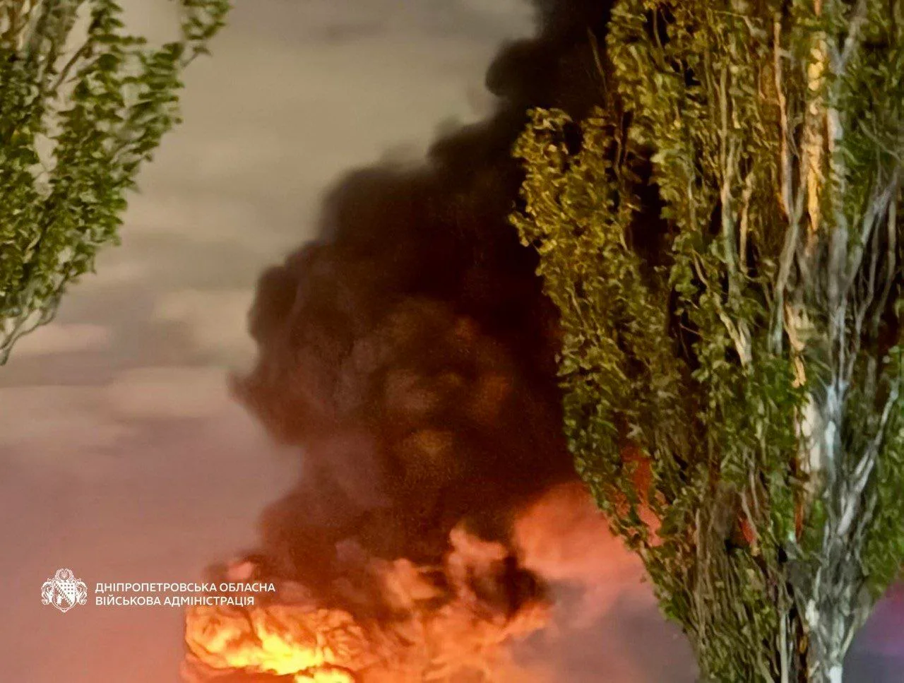 Ворог знову атакував Дніпро - зайнялася пожежа на обʼєкті інфраструктури