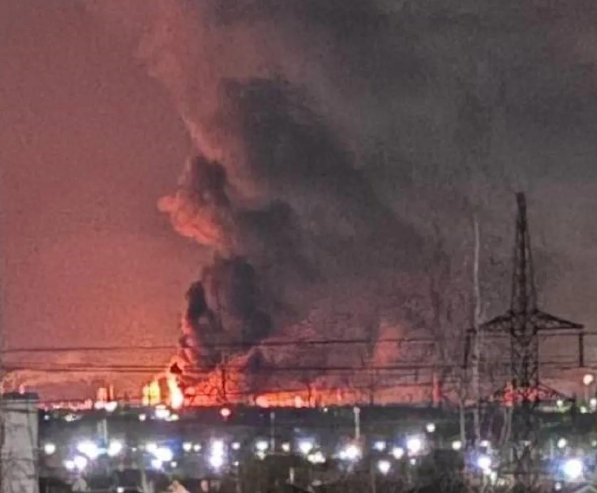 Дрони атакували ярославль - палає один із найбільших НПЗ в рф