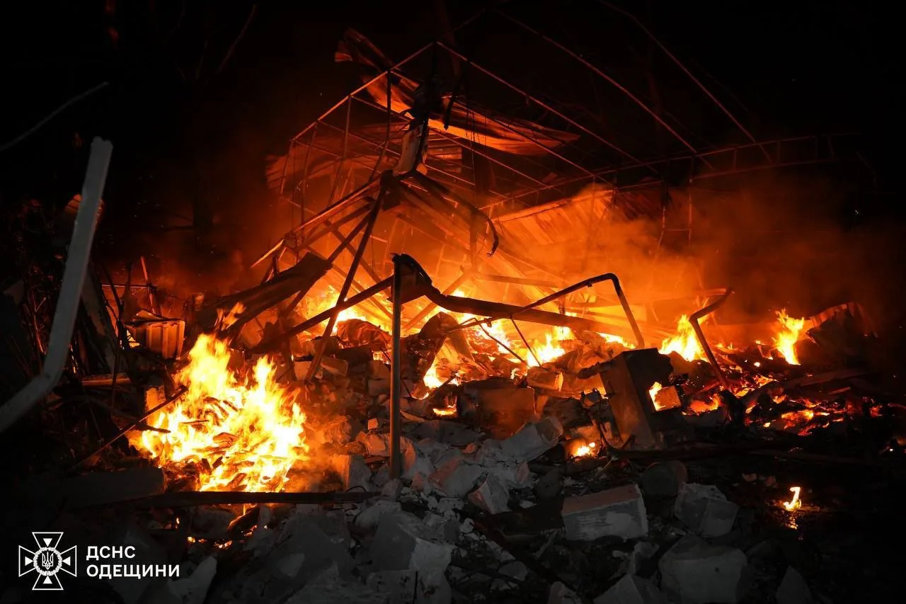 Виникло кілька осередків займання - у ДСНС показали наслідки атаки на Одещину