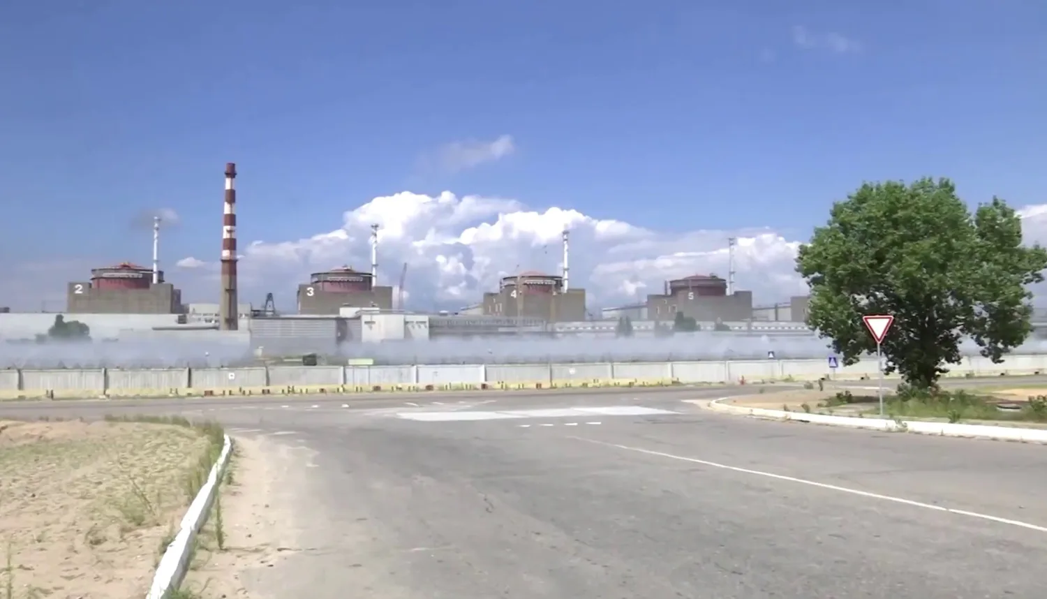 Зеленський звинувачує росію у перетворенні ЗАЕС на військову базу й складище зброї