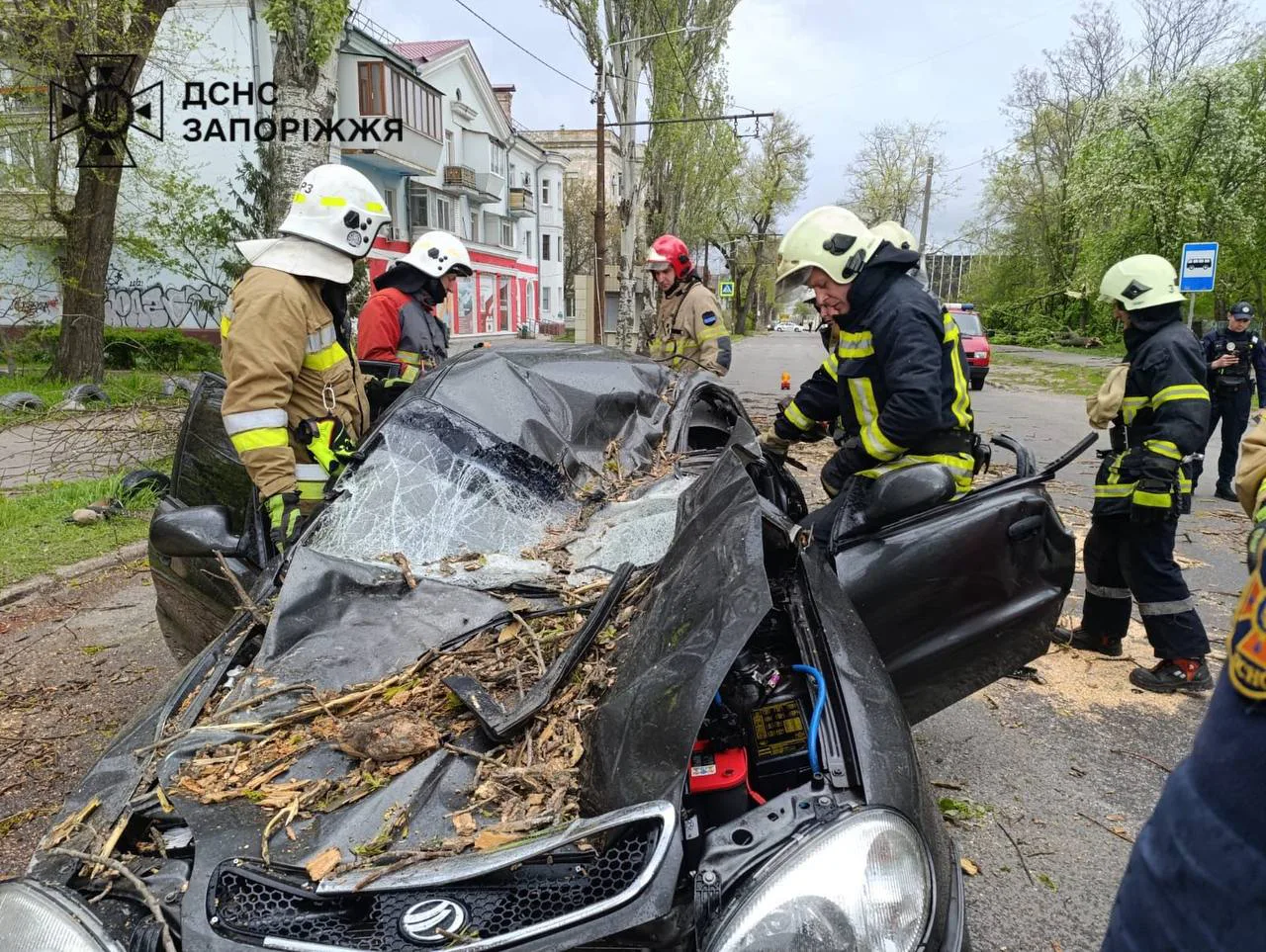 Найбільше руйнувань через буревій у 3 областях, у Запоріжжі вітер зірвав дах зали під час концерту - МВС