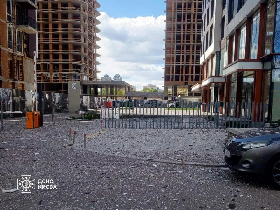 Атака рф на Київ призвела до ДТП з постраждалим, уламки впали на недобудову і цвинтар - мер