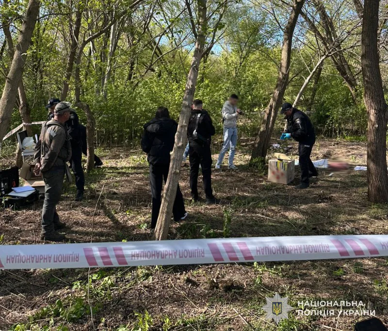 У Львові в сумці посеред парку виявили тіло немовляти