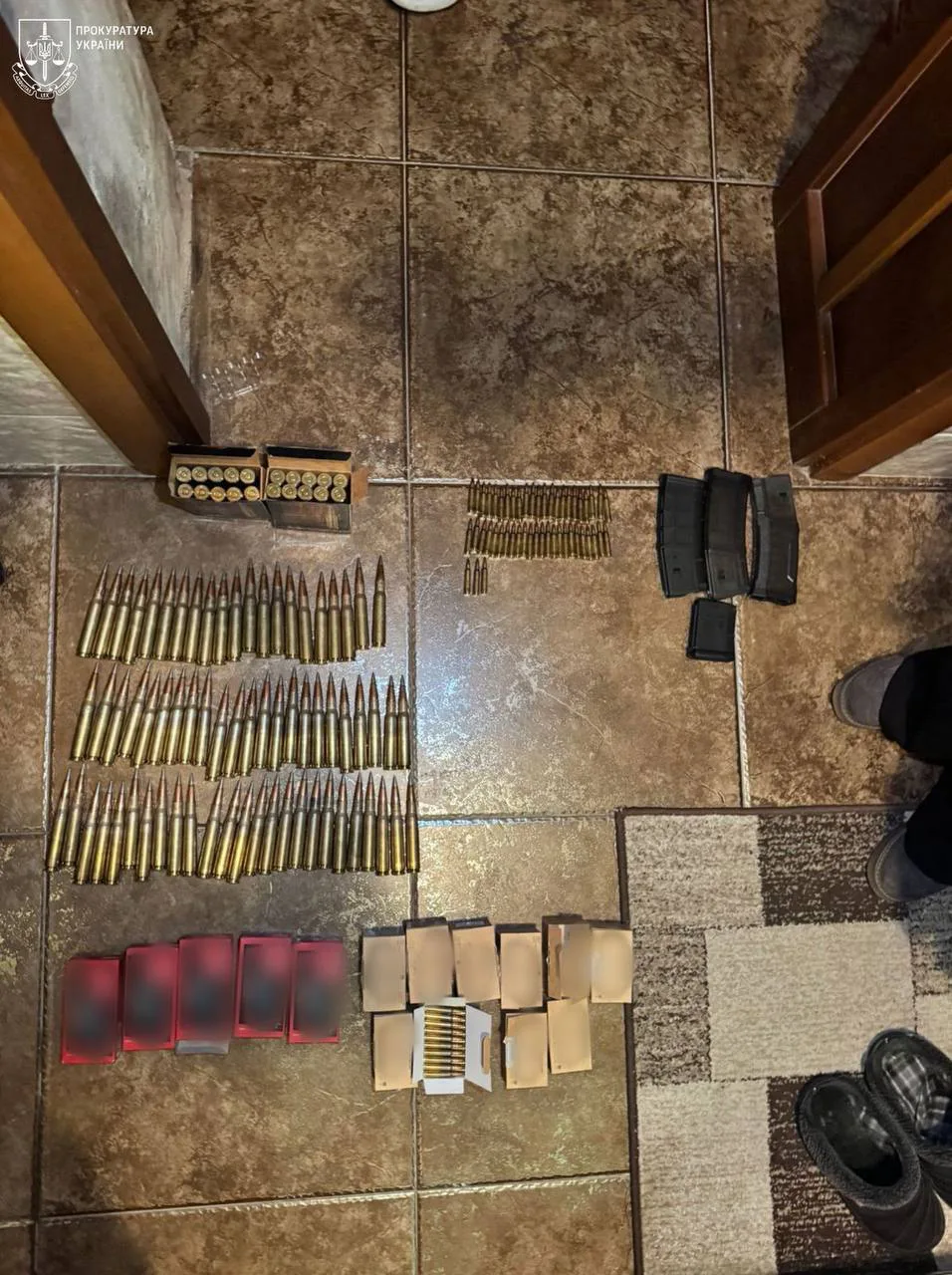 Викрали підприємця, вдаючи співробітників СБУ, катували та вимагали 360 тис. доларів. Двом чоловікам повідомили про підозру