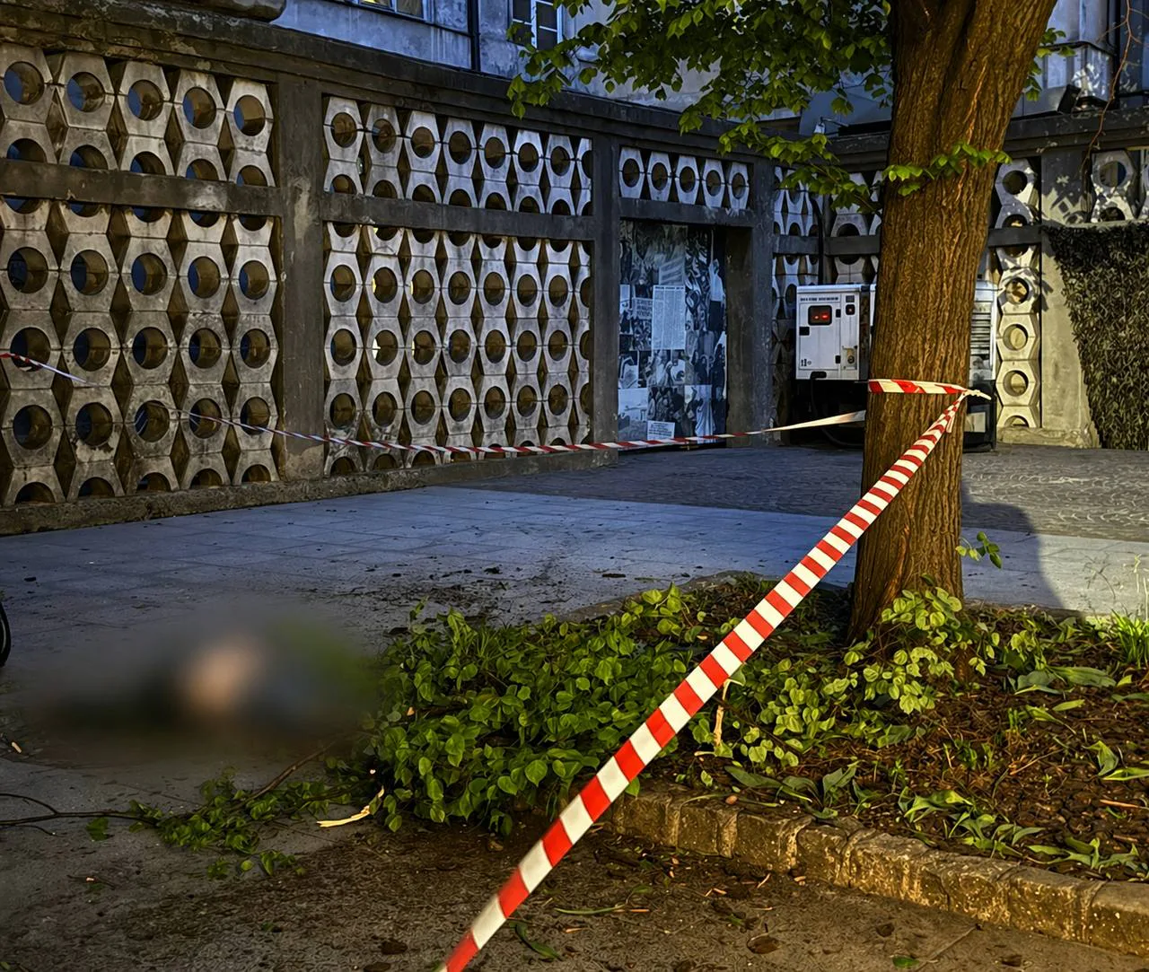 У Львові австралієць стрибнув з оглядового майданчика на Ратуші та залишив прощальну записку