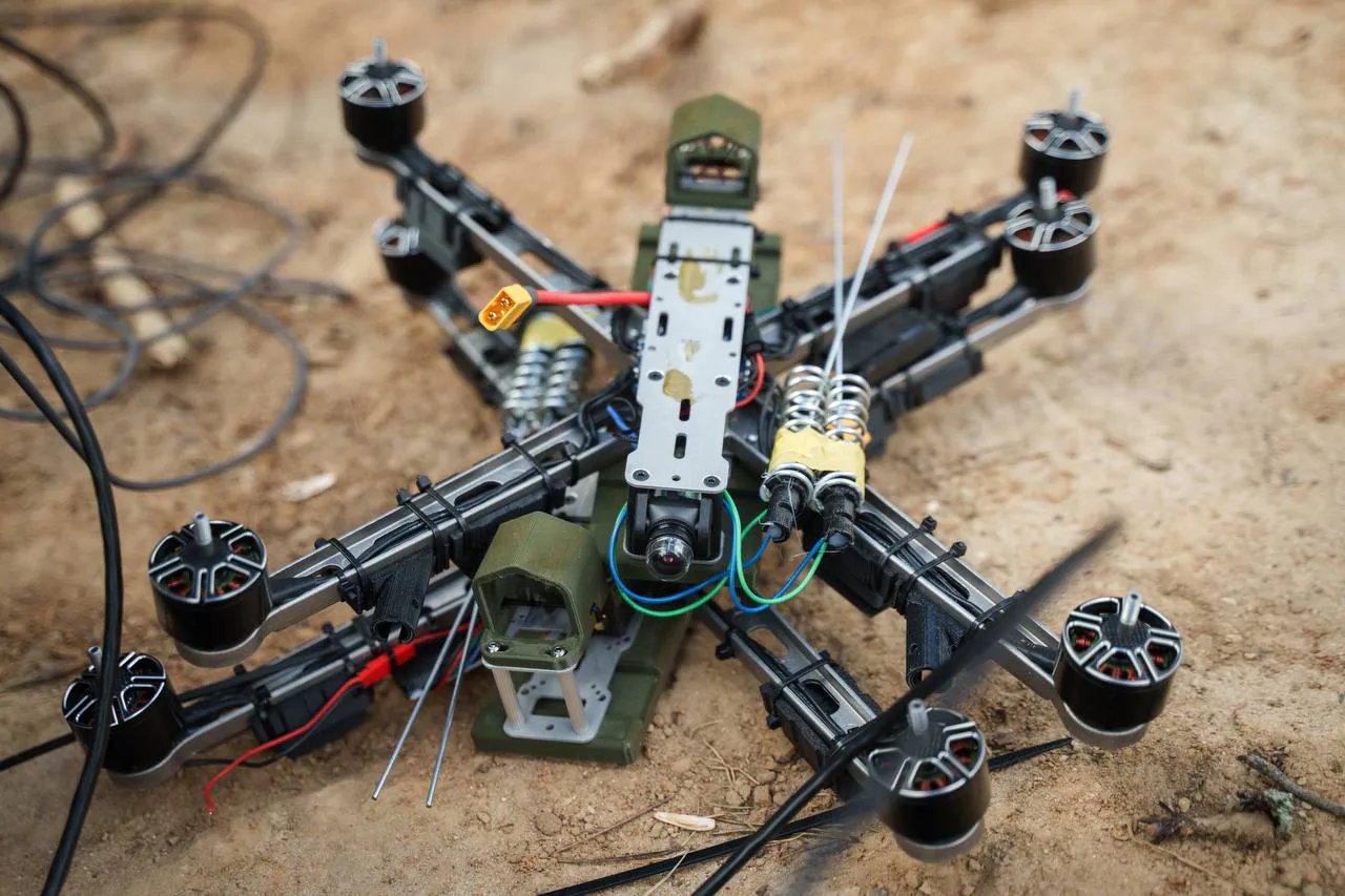 Долали до 25 км і вражали цілі під дією різних типів РЕБ - в Україні випробували нове покоління ударних FPV-дронів