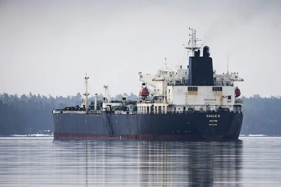 російський "тіньовий флот" не злякався погроз Стармера, кораблі і надалі проходять через британські води