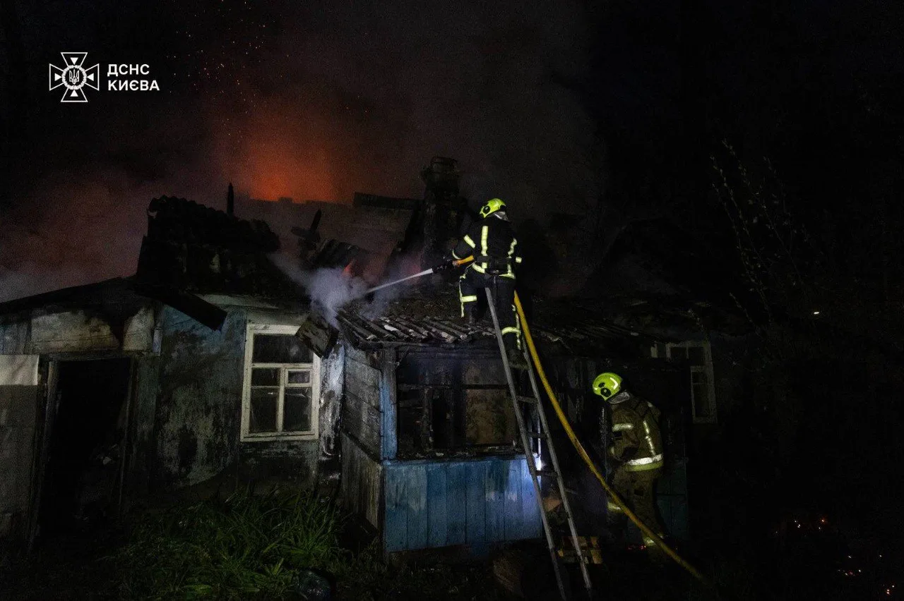 На столичній Оболоні горіли три приватні будинки - у ДСНС показали гасіння пожежі