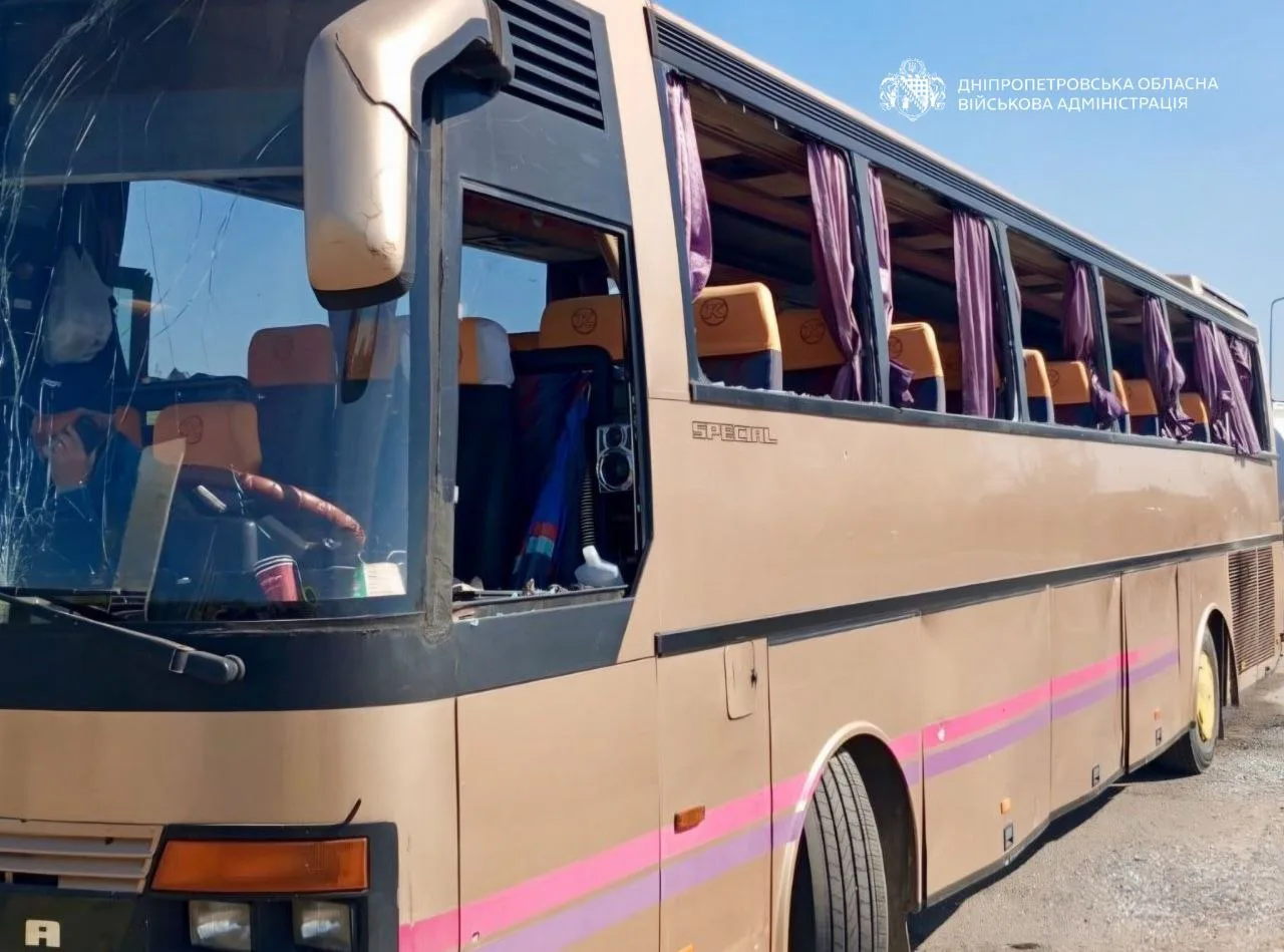 На Дніпропетровщині ворог завдав удару біля АЗС: пошкоджено автобус, що перевозив дітей, є поранені