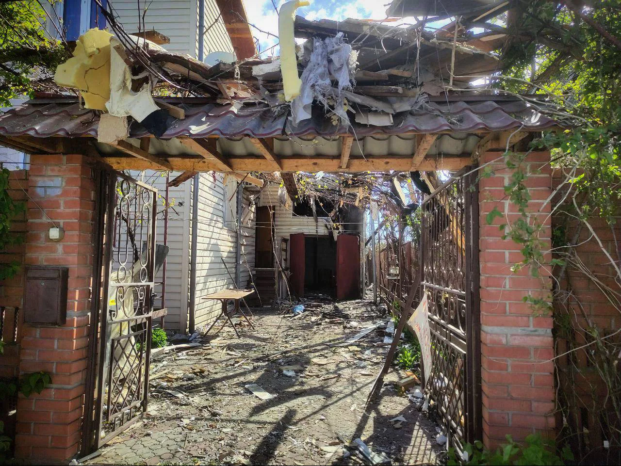 Наслідки обстрілу рф Чорноморська на Одещині - двоє людей загинули, зруйновано 35 будинків