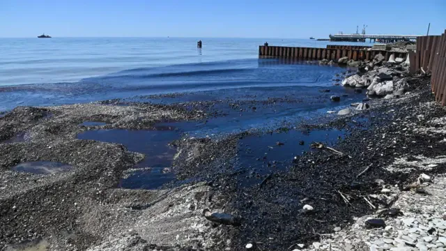 У туапсе зібрали понад 17 тисяч кубометрів мазуту, частина узбережжя залишається забрудненою