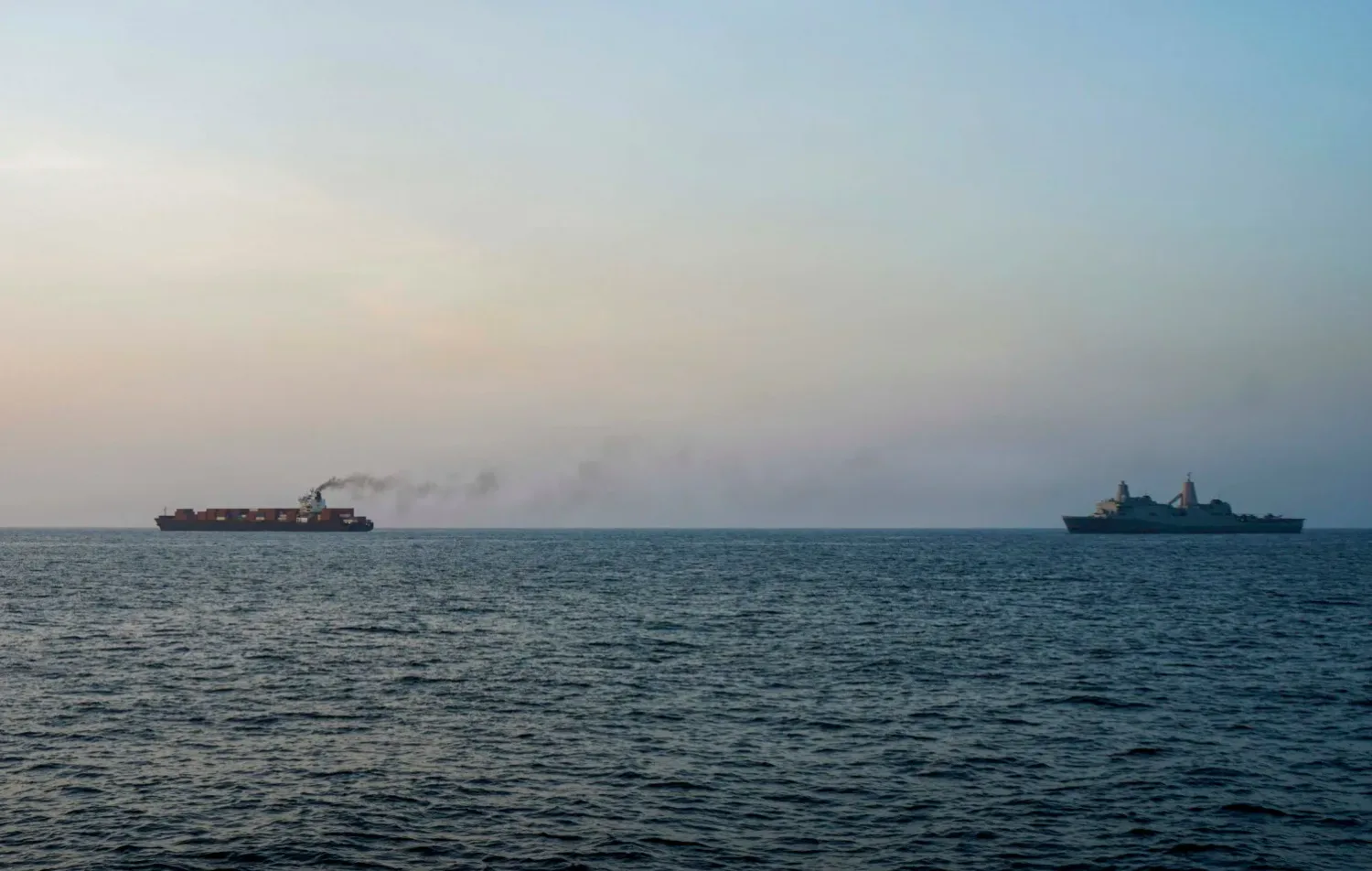 Судно Maersk під супроводом військових США вийшло з Перської затоки через Ормузьку протоку