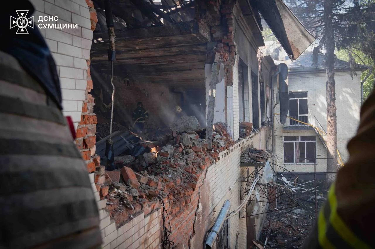 У Сумах з-під завалів дитсадка дістали тіло другої загиблої жінки