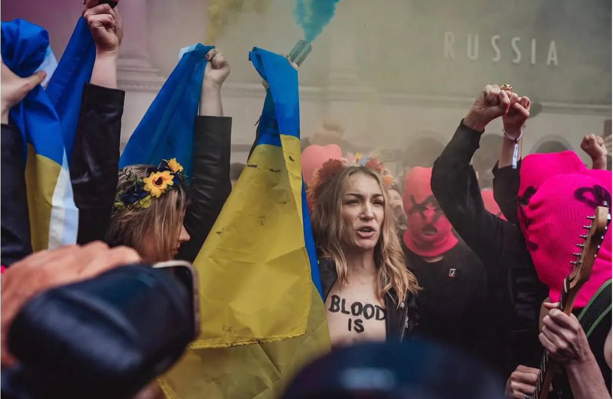 Активістки Pussy Riot та Femen заблокували вхід до російського павільйону на Венеційська бієнале