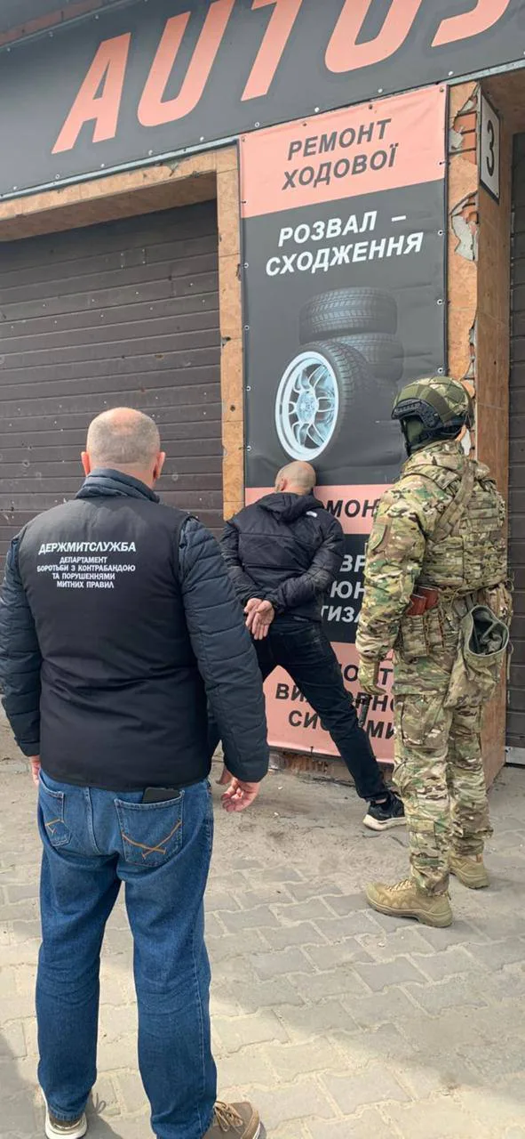 Митники викрили схему незаконного продажу понад 4,7 тис. ввезених для ЗСУ автомобілів
