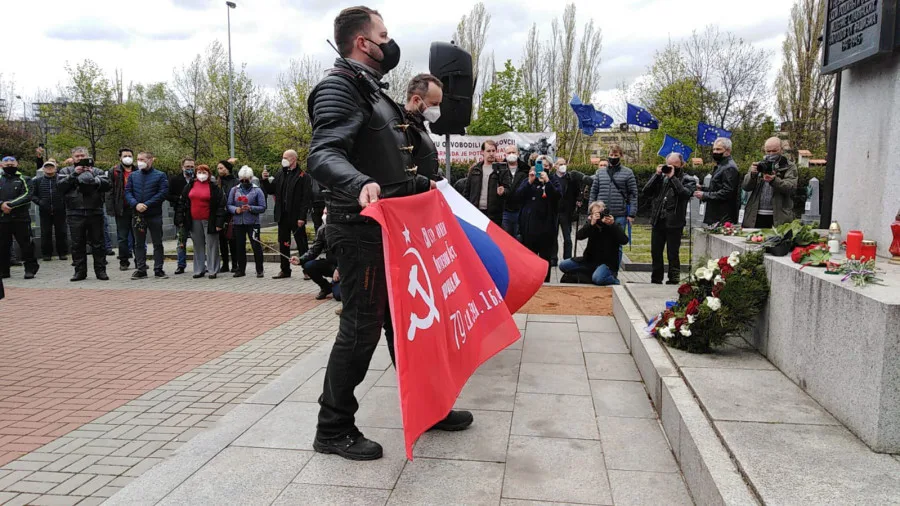 Прихильники "Нічних вовків" у Празі влаштували "акцію пам'яті", їх зустріли активісти із прапорами України