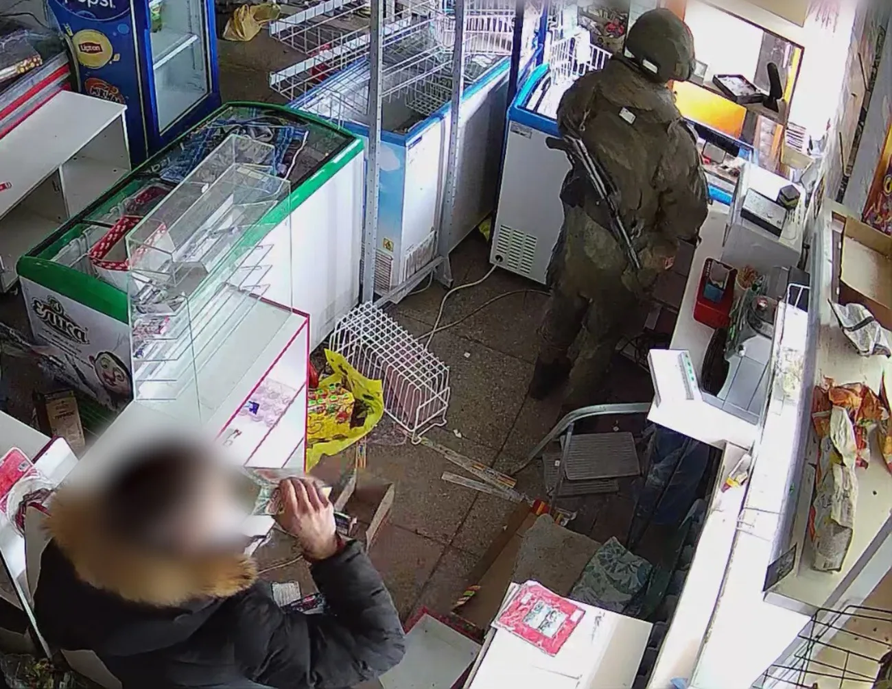 Допомагав росіянам грабувати магазини на Чернігівщині - ДБР затримало військового-перебіжчика