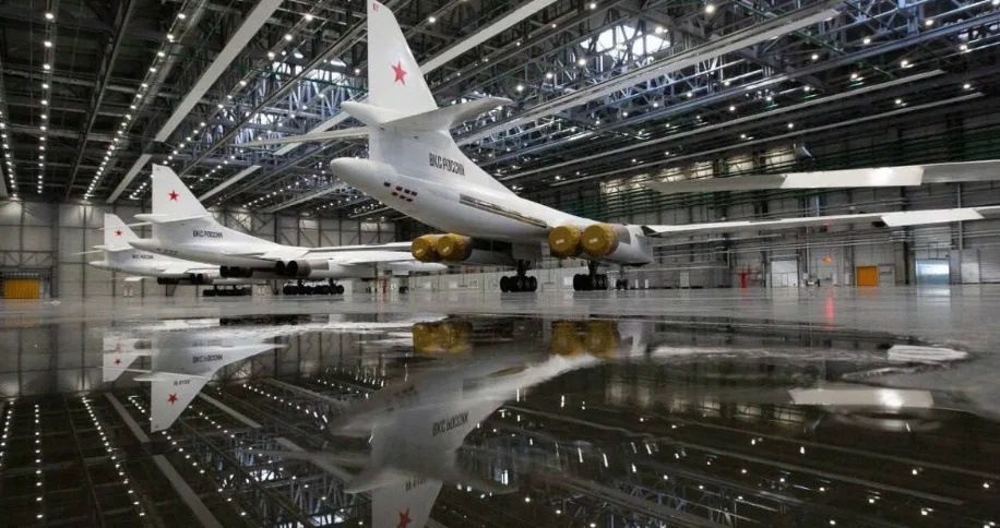 Демонстрація чотирьох Ту-160М в ангарі Казанського авіазаводу