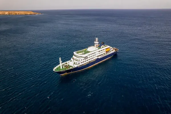 Лайнер MV Hondius зі спалахом хантавірусу прибув до узбережжя Тенерифе