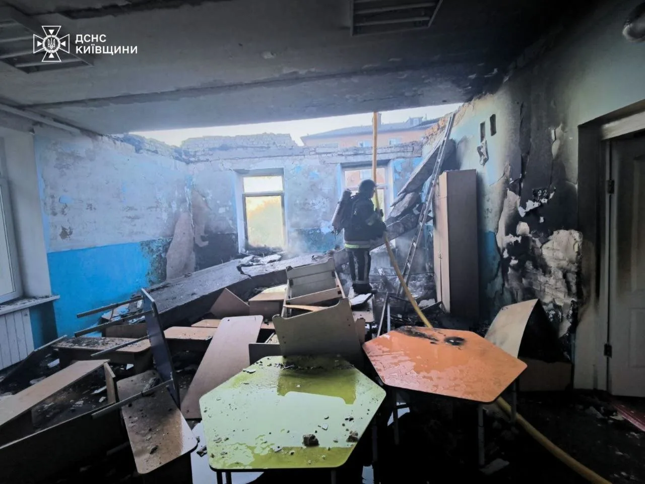 Рятувальники ДСНС показали наслідки нічної атаки дронів на Київщину