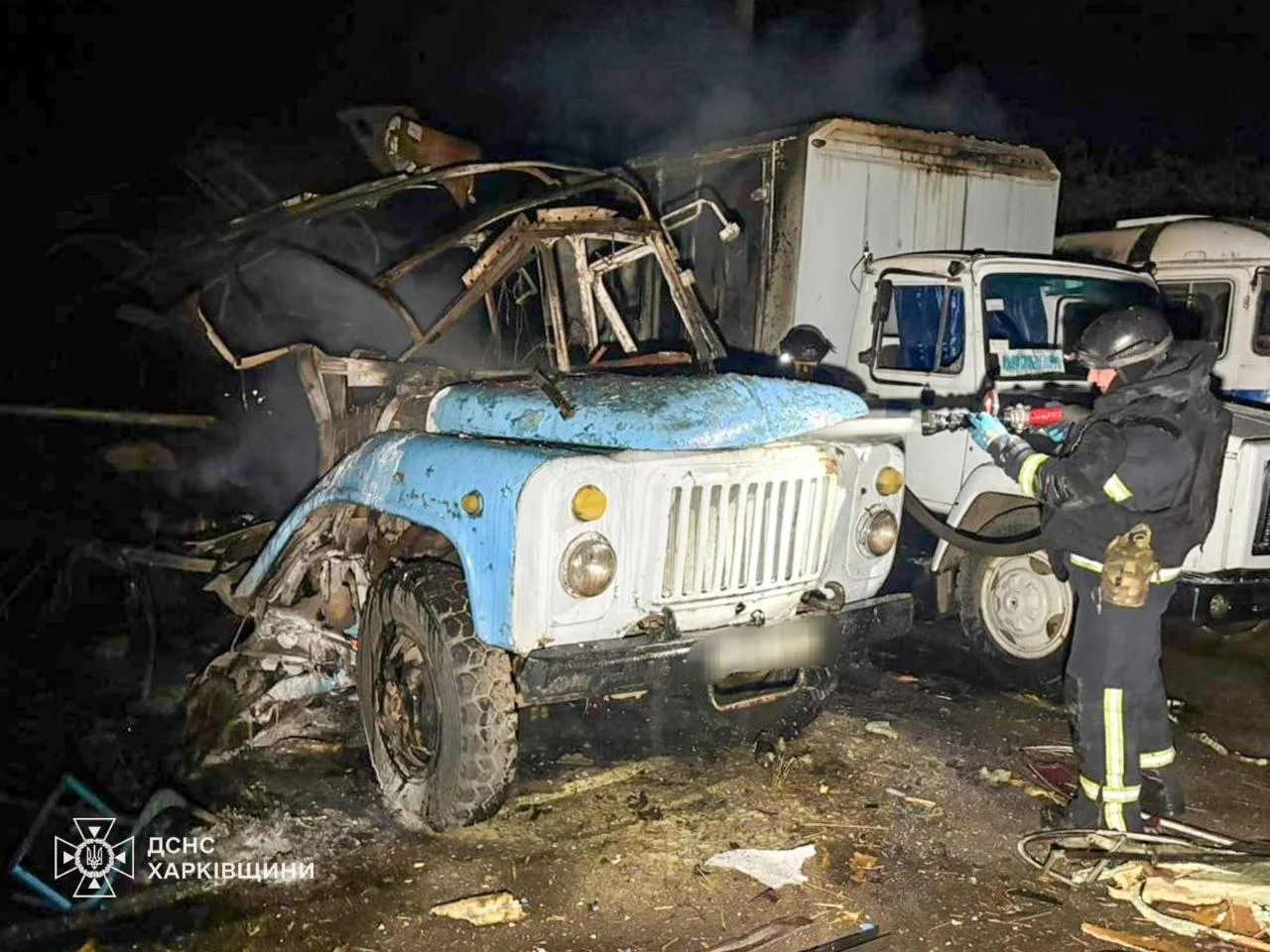 російські дрони вночі атакували підприємство та приватний будинок на Харківщині