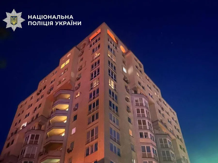У Києві внаслідок атаки рф уламки дрона впали на дах житлової висотки