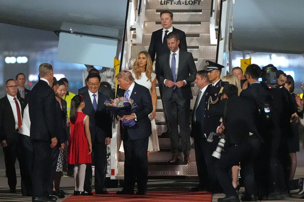Пишна церемонія та сотні "гвардійців": Трамп приземлився в Пекіні