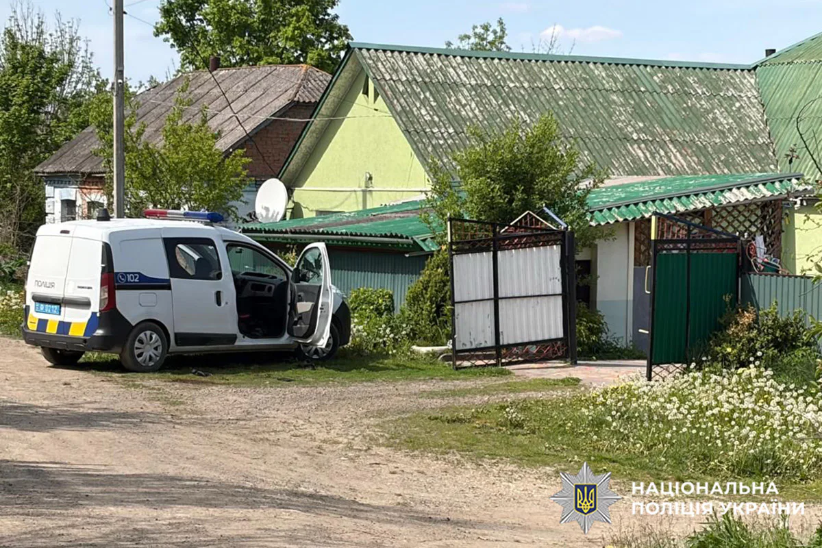 На Хмельниччині чоловік напав зі зброєю на поліцейських і втік: загинув правоохоронець, оголошено спецоперацію