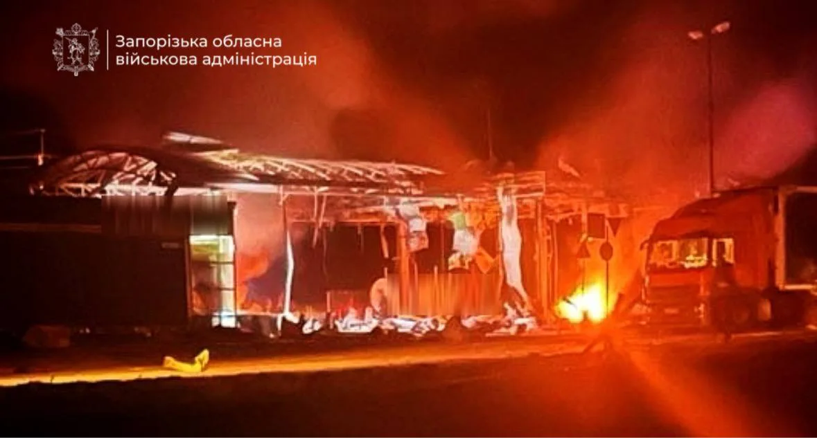 У Запорізькому районі російський дрон влучив у автозаправку, поранена жінка, виникла пожежа