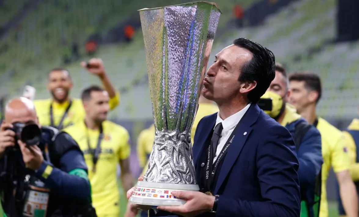 Unai Emery with his fourth Europa League title at the helm of Villarreal