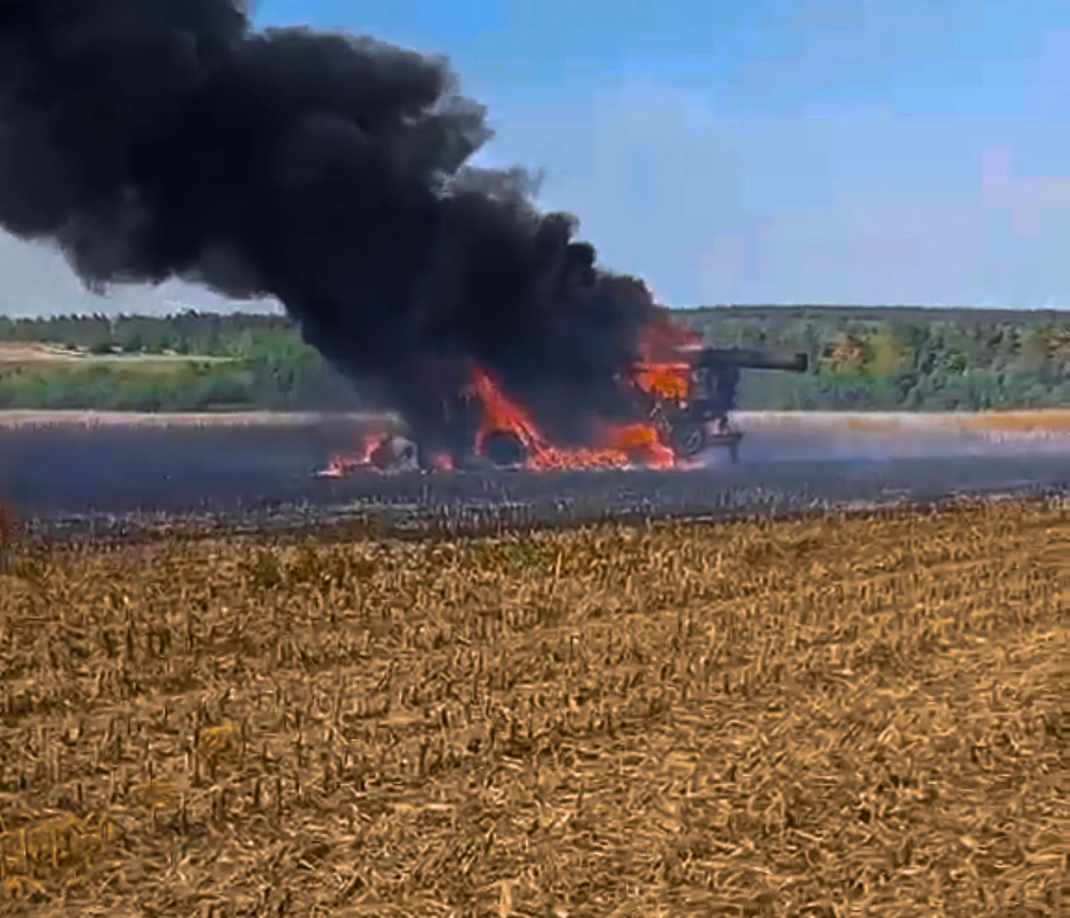 російські війська знищили комбайн під час польових робіт на Сумщині - ОВА
