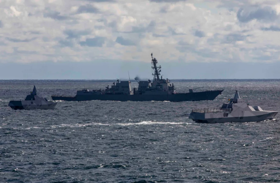   Два корвети класу Visby ВМС Швеції та есмінець класу Arleigh Burke ВМС США. Фото: US DoW  