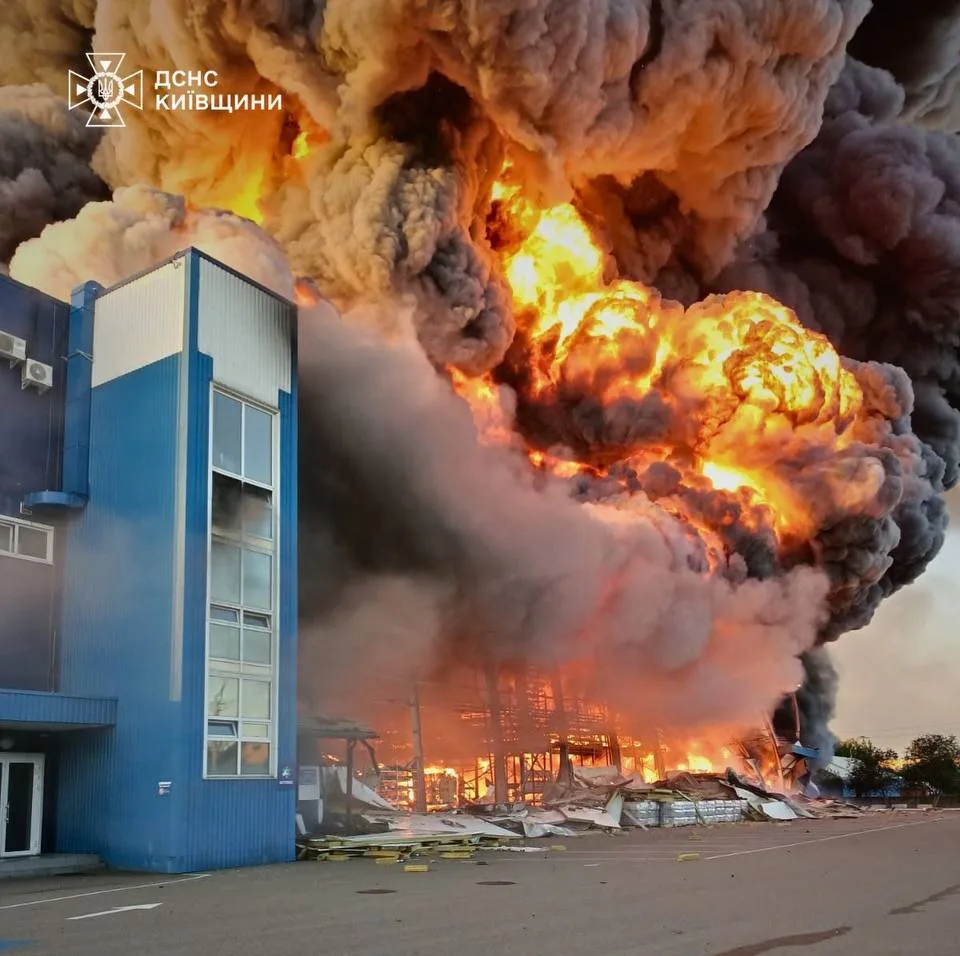 Райони Київщини вночі були під масованою атакою рф, спалахнули пожежі та зруйновані будинки