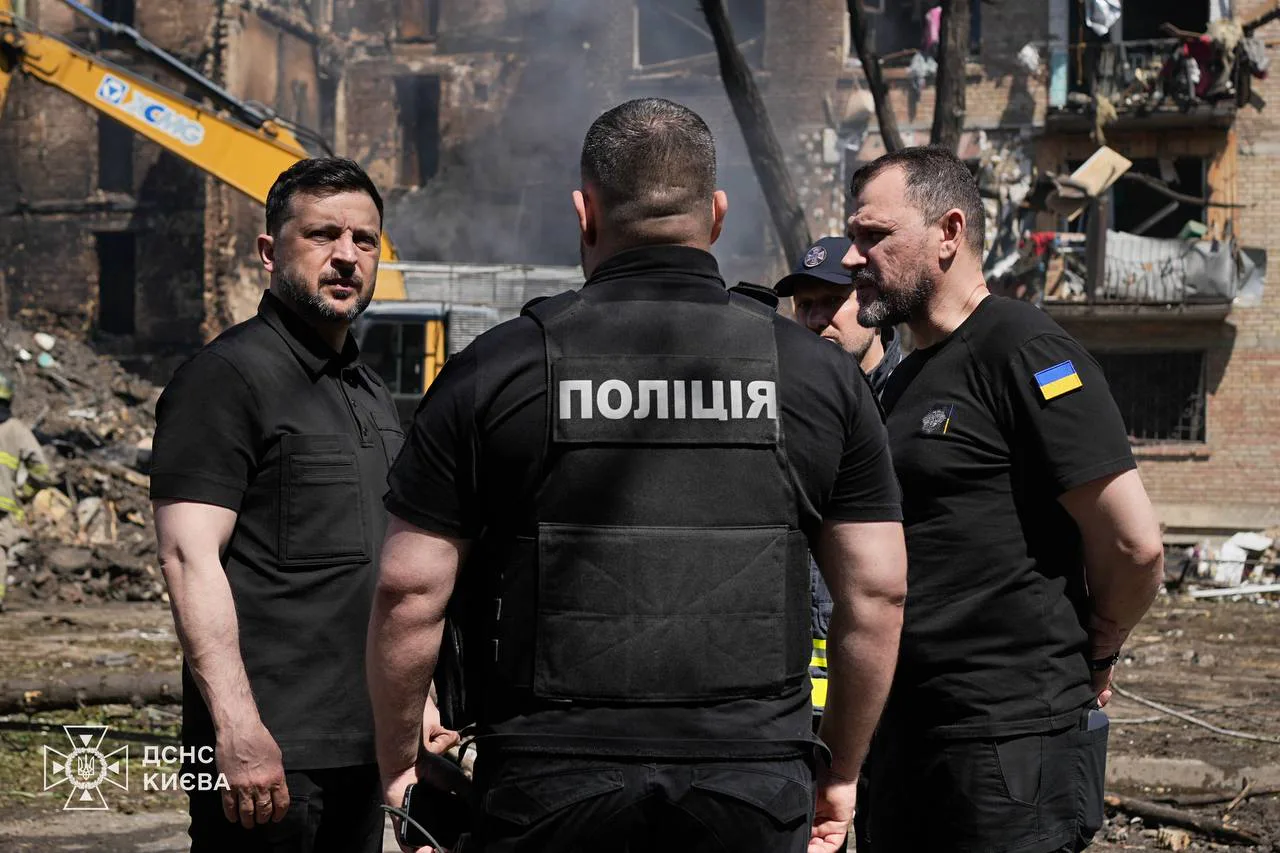 Зеленський відвідав зруйнований після атаки рф музей Чорнобиля, а також Лук'янівку