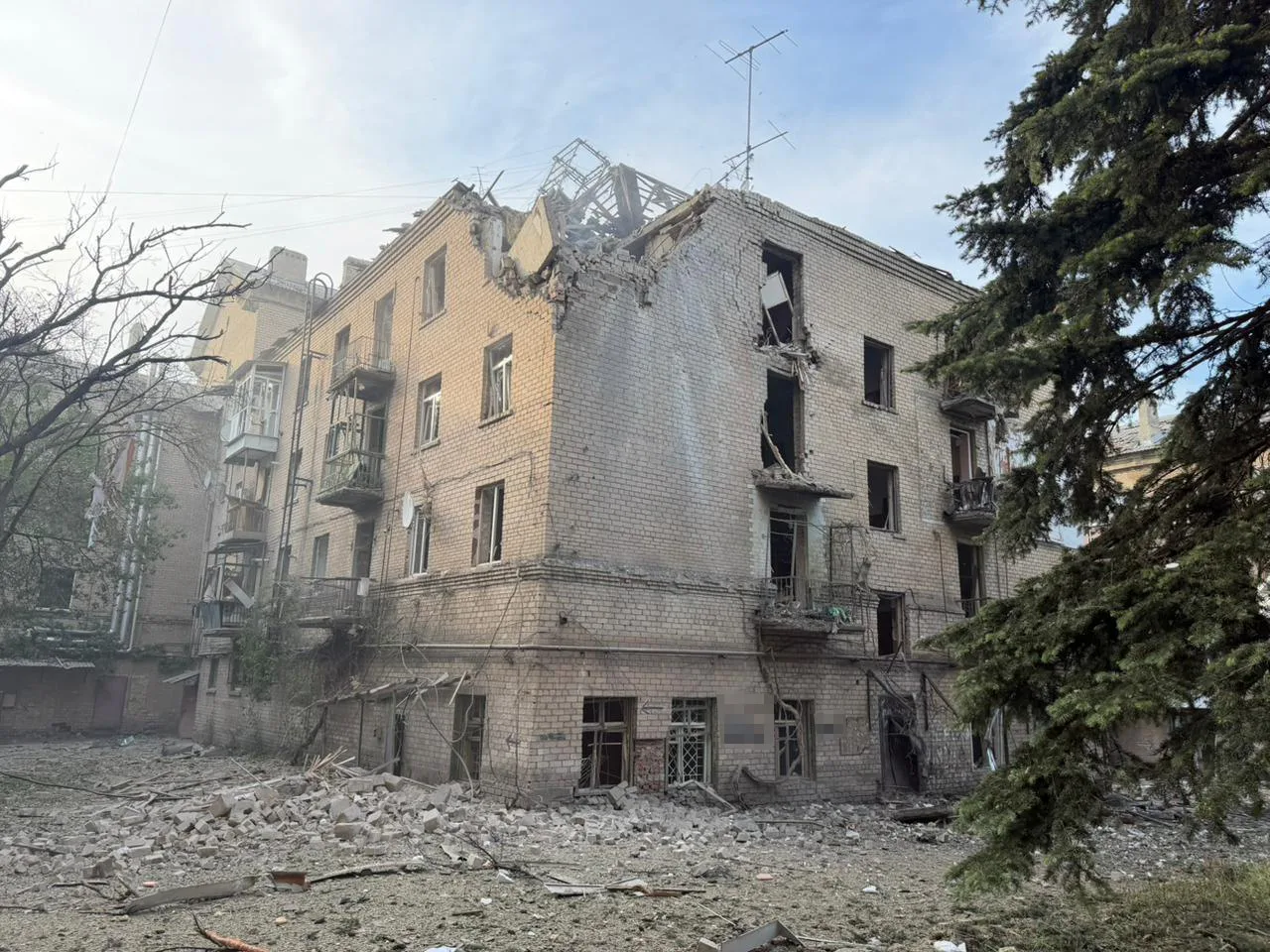 росіяни скинули авіабомбу на багатоповерхівку у Дружківці, є загибла і п'ятеро поранених