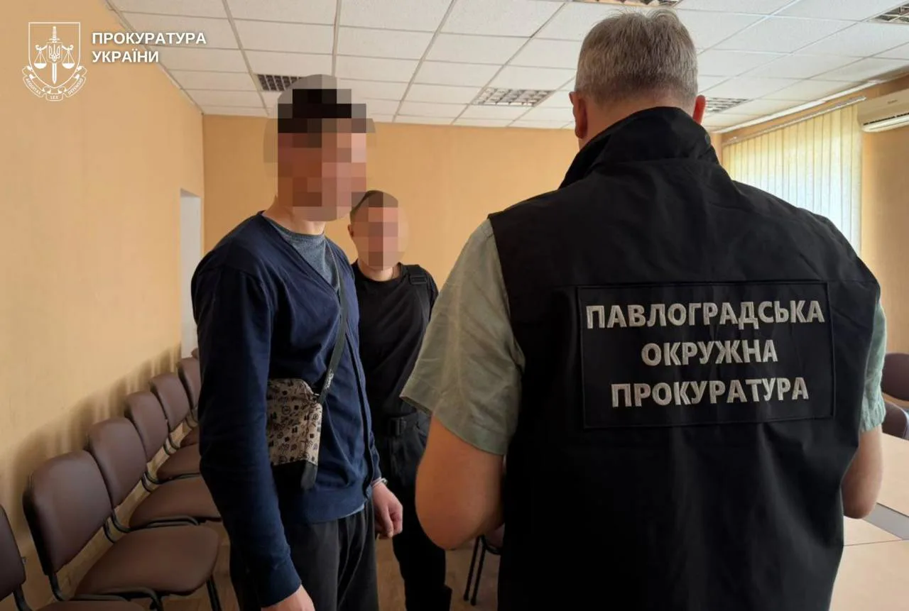 Душив та утримував у квартирі: на Дніпропетровщині чоловік катував вагітну 16-річну співмешканку