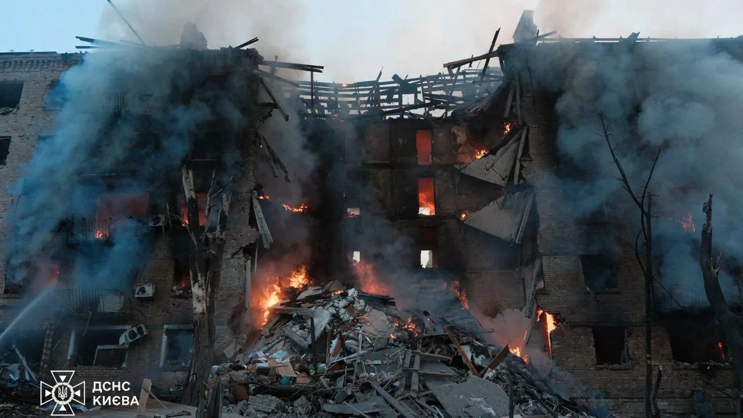 Кількість загиблих у Києві після атаки рф 24 травня зросла до трьох, рятувальники знайшли тіло під завалами