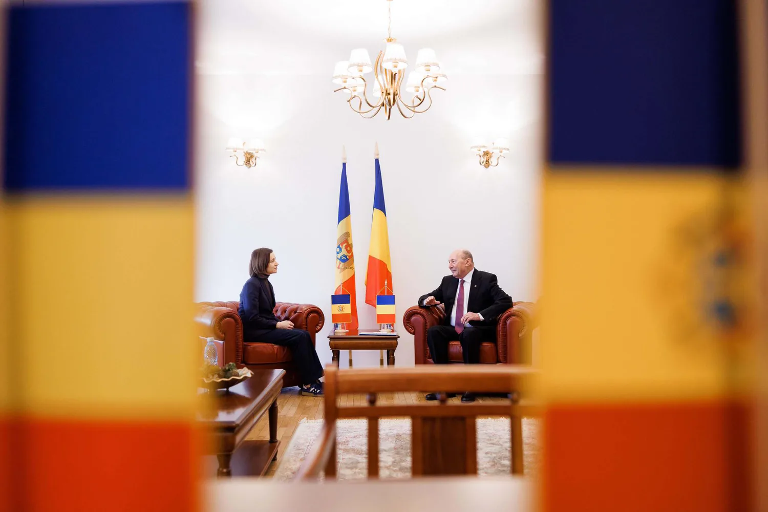 Санду повернула громадянство Молдови експрезиденту Румунії Бесеску