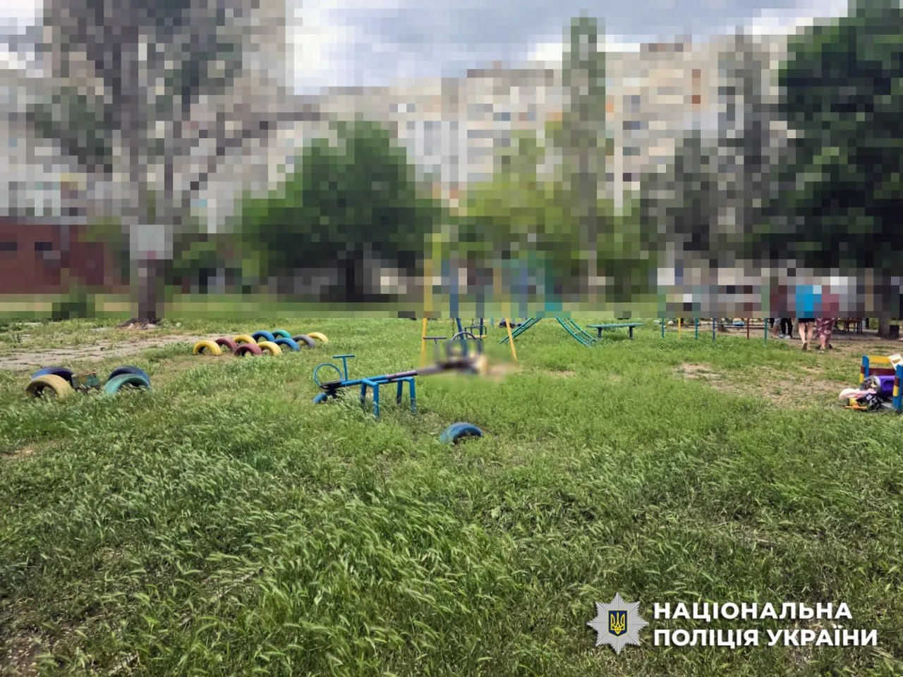 Обстріл дитячого майданчика у Херсоні: загинув чоловік, його дружина та доньки поранені
