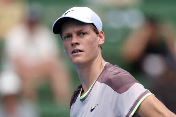 Перша ракетка світу Яннік Сіннер сенсаційно вилетів з Roland Garros