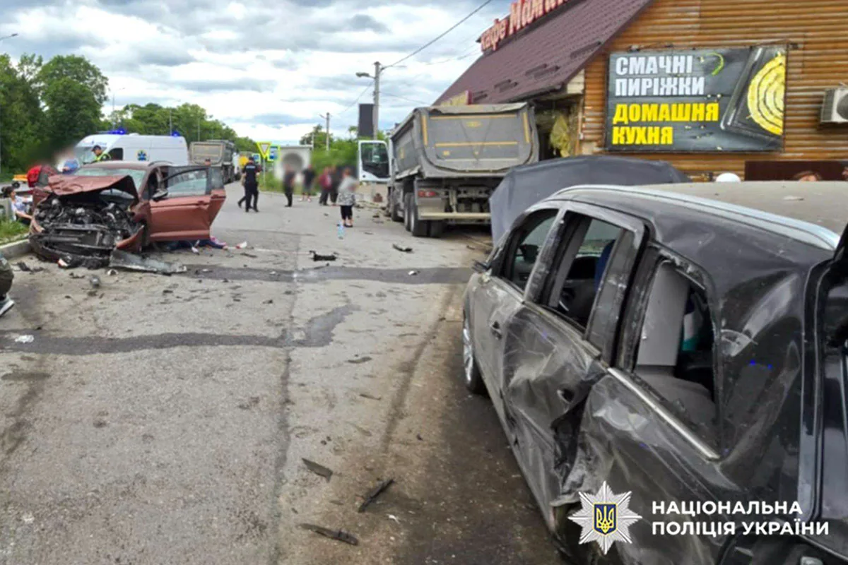 Truck rams cars and crashes into a cafe in Khmelnytskyi region – one dead and several injured, driver served with notice of suspicion