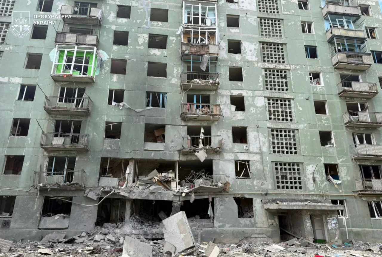 Russia dropped three aerial bombs on high-rise buildings in Druzhkivka, five wounded