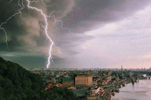 Thunderstorm approaching Kyiv, meteorologists issue warning
