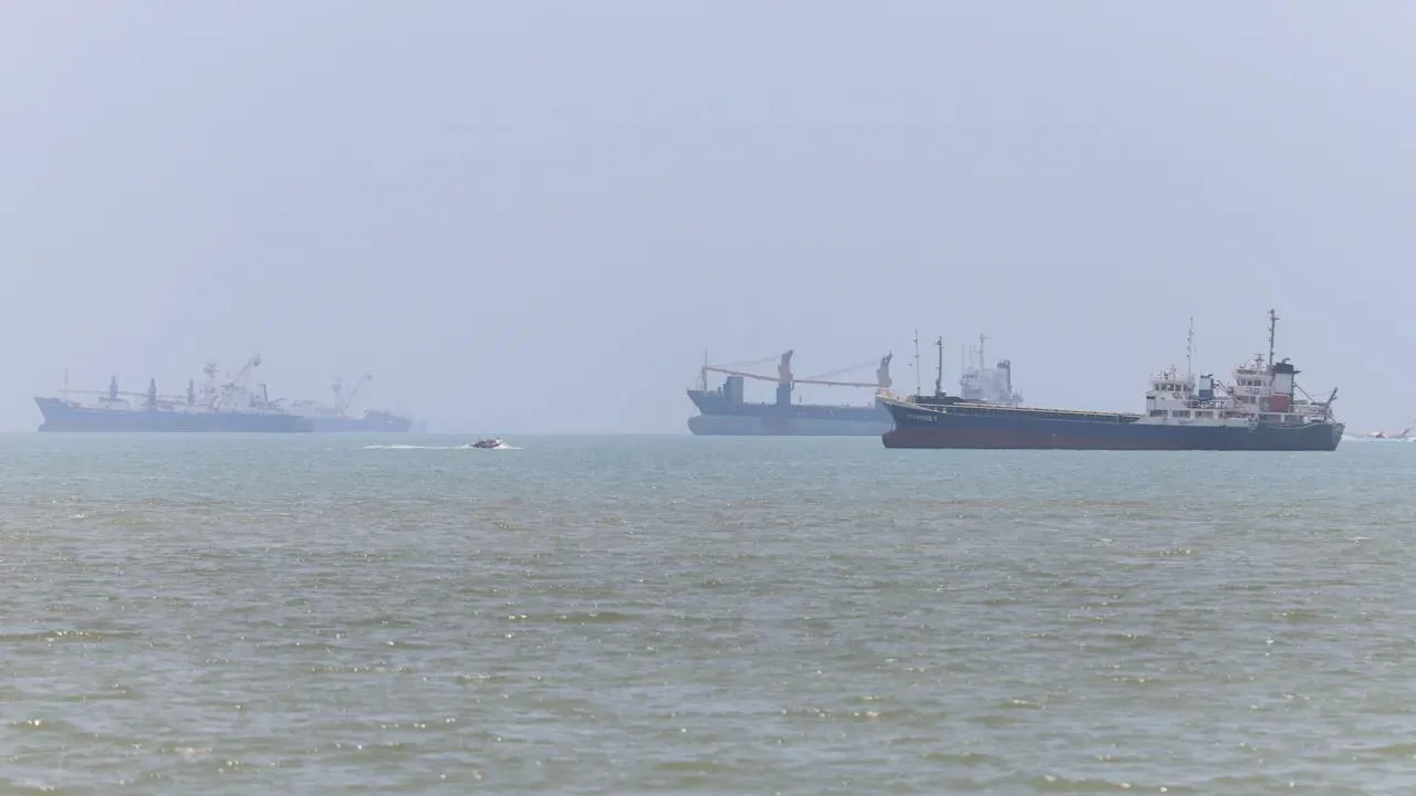Iran again restricts passage of vessels through the Strait of Hormuz despite agreement with the US - media